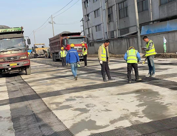 津市老材料的新故事：玻璃纤维土工格栅如何在‘白改黑’浪潮中重获新生？